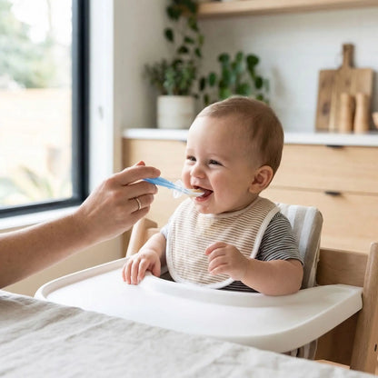 Cuillere bebe en silicone maman nourrit bebe