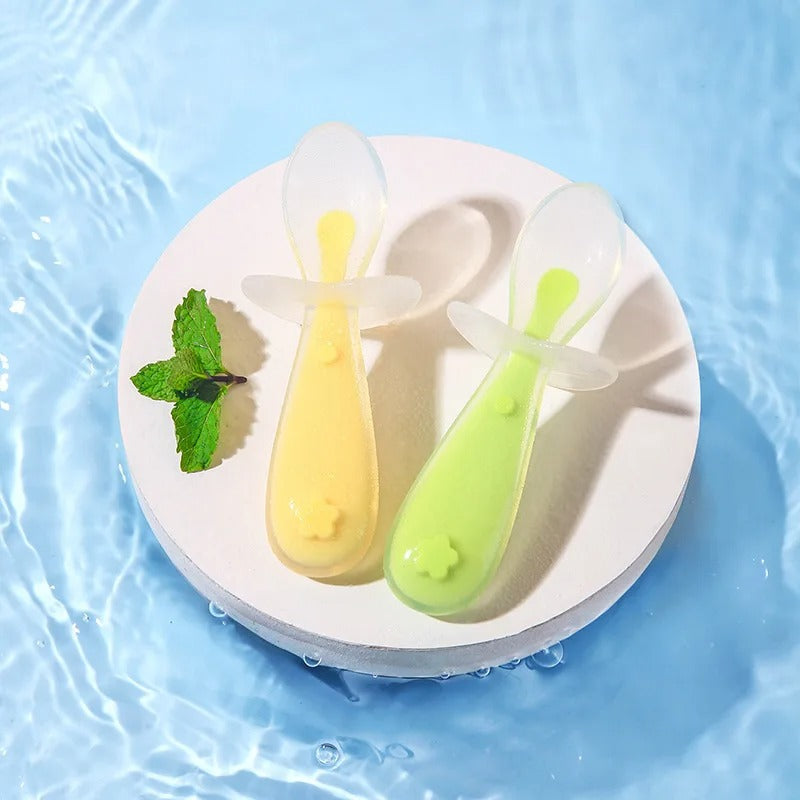 Cuillere bebe en silicone presentation de deux couleurs