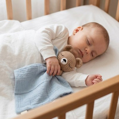 Doudou bebe smart ultra doux bebe dort avec doudou proche de lui