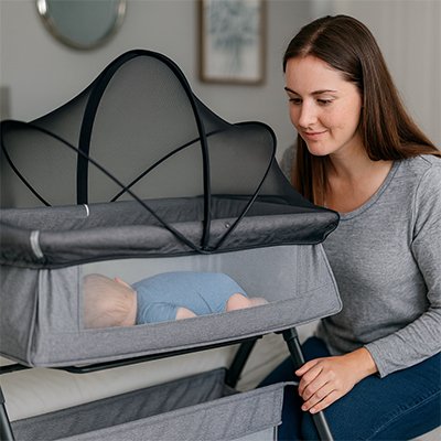 Moustiquaires lit bebe voile apaisant maman qui regarde son bebe