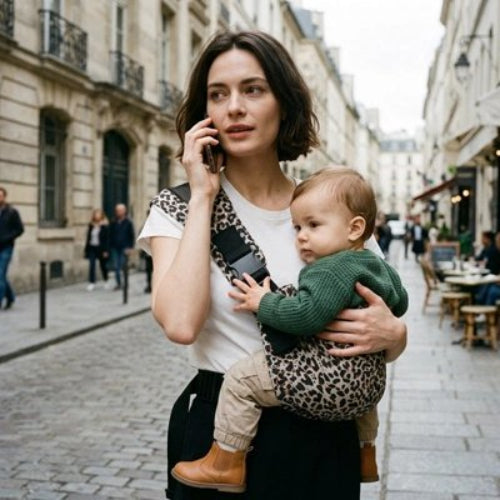 Porte bebe confortable maman porte bebe et est au telephone