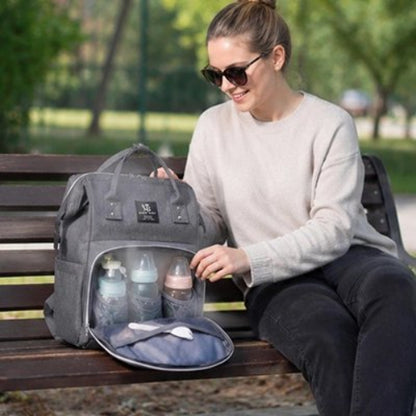 Sac a langer elegance et style maman est assise sur un banc public
