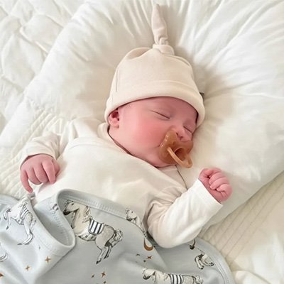 Tetine bebe physiologique marron dans la bouche du bebe