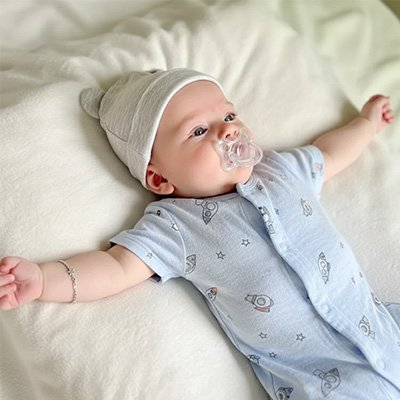 Tetine bebe physiologique transparente bebe sur le dos