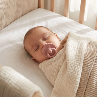 Tetine bebe sans BPA bebe dort dans son berceau