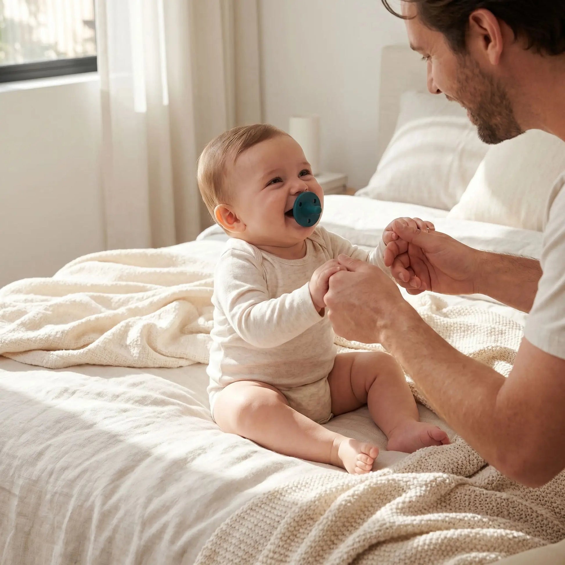 Tétine bebe silicone sans BPA papa joue avec son bebe