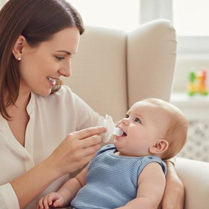 Tetine bebe ultra douce maman donne sa tetine a bebe