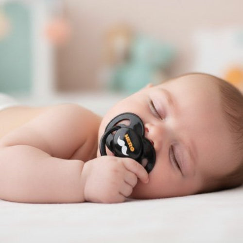 Tetine bebe ultra douce noire bebe avec sa sucette dans la bouche