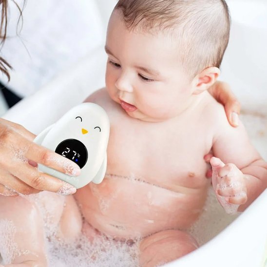 Thermomètre bain bébé sécurité et confort bébé est dans son bain