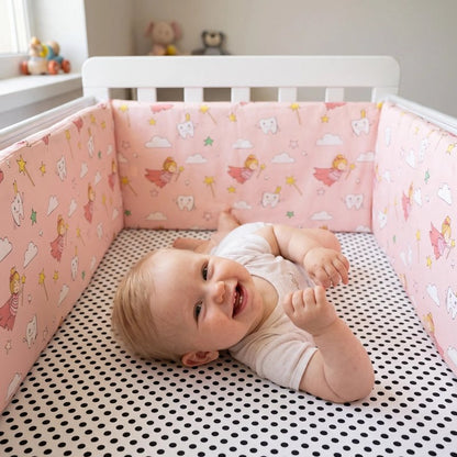 Tour de lit securisee et confortable bebe sourit