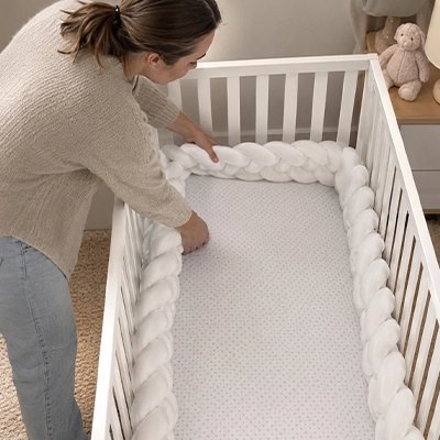 Tour de lit tresse protection douce maman installe la tresse