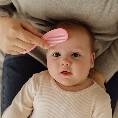 Trousse de toilette bebe compact maman utilise le peigne