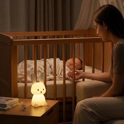 Veilleuse lapin douce et apaisante bebe dort dans son berceau